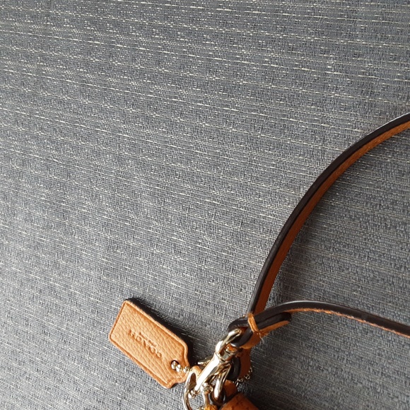 Coach Corner Zip Wristlet 6 x 4"  Excellent Condition - Picture 2 of 7